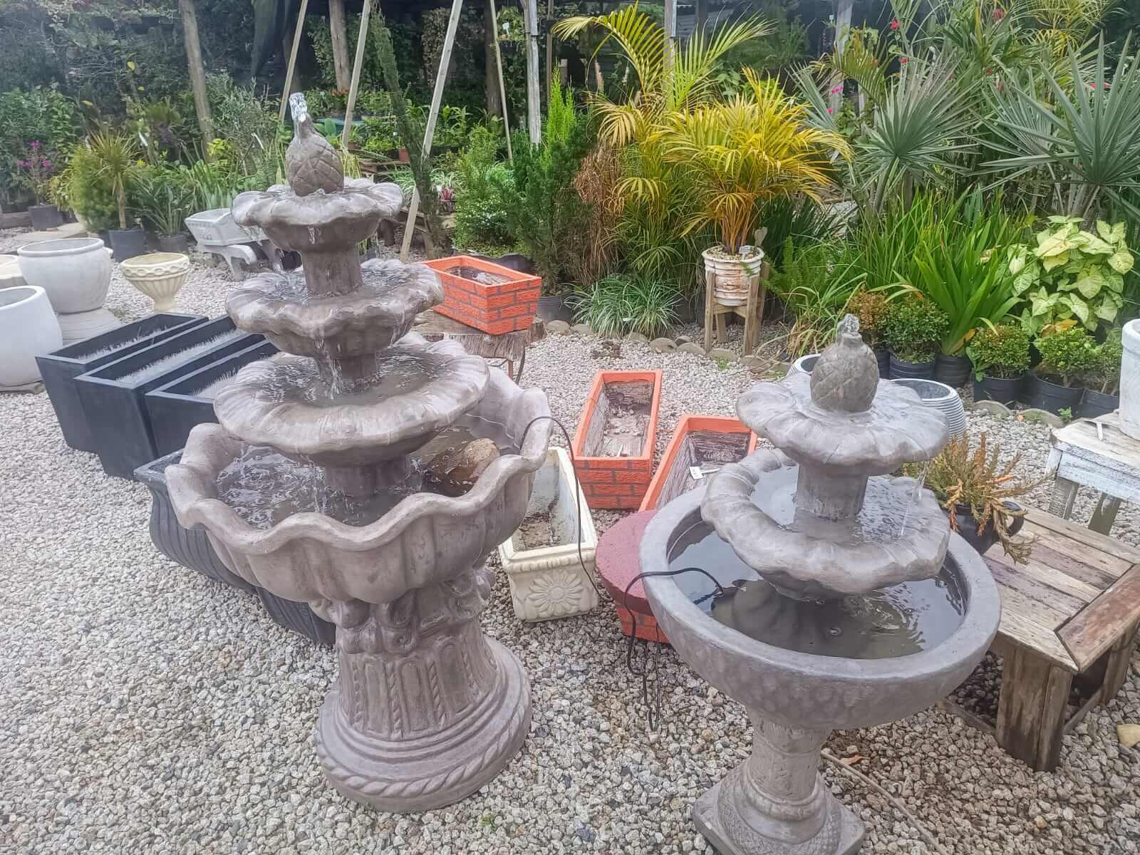 Fonte decorativa para jardim vendida pela floricultura Quintal da Olivia